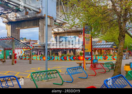 Farbenfrohe plaza unter der Granville Bridge auf Granville Island in Vancouver, Kanada Stockfoto