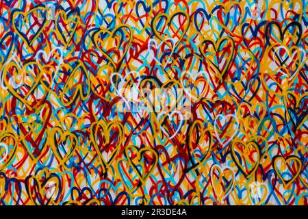 Herzkunstwerke auf einem Container auf Granville Island in Vancouver, Kanada Stockfoto