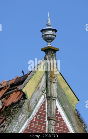 Stark Strohdach eines Fachwerkhauses beschädigt Stockfoto