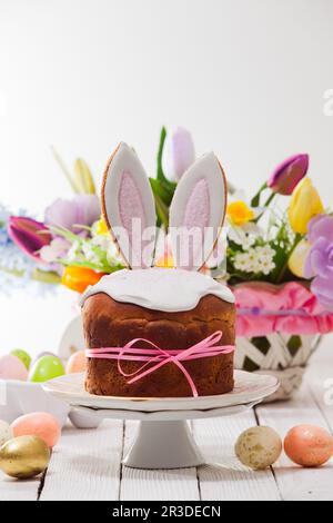 Osterkuchen mit Hasenohren und bunten Eiern dekoriert Stockfoto