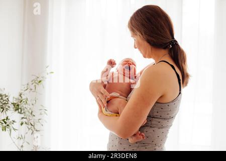 Frau in postpartale Depression Gefühl unemotional und erschöpft Stockfoto