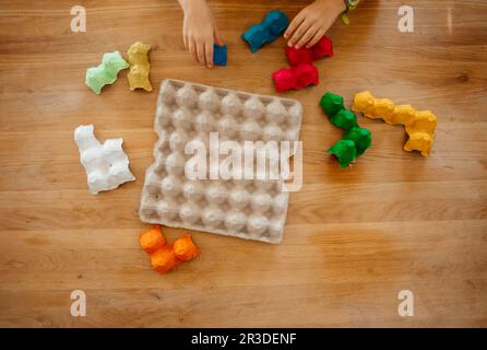 Buntes Puzzle aus mehrfarbigem Eiertablett Stockfoto