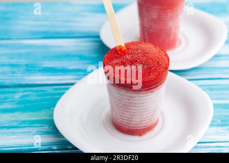 Hausgemachte gemischte Beerenjoghurt-Eis am Stiel. Draufsicht Stockfoto