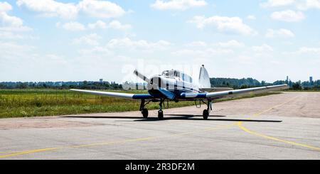 Zhytomyr, Ukraine - 22. August 2020 Ein kleines Flugzeug steht auf dem Parkplatz eines alten Flugplatzes. Flügel. Flughafen. Flugplatz. Flüge Stockfoto