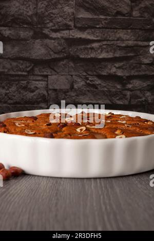 Hausgemachter Schokoladen-Haselnusskuchen. Stockfoto