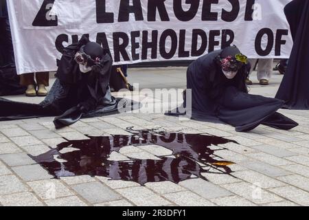 London, Großbritannien. 23. Mai 2023 Extinction Rebellion inszenierte einen Protest vor den Büros von Vanguard, einem der größten Investoren für fossile Brennstoffe und zweitgrößten Anteilseigner von Shell. Kredit: Vuk Valcic/Alamy Live News Stockfoto