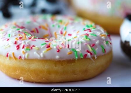 Ringdonut mit weißer Glasur Stockfoto