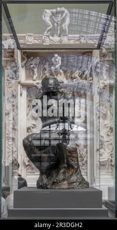 Paris, Frankreich - 05 18 2023: Musée D'Orsay. Skulptur: Der Denker und das Höllentor dahinter, geschnitzt von Auguste Rodin Stockfoto