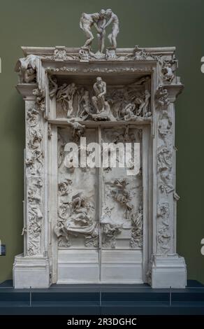 Paris, Frankreich - 05 18 2023: Musée D'Orsay. Skulptur die Höllentore, geschnitzt von Auguste Rodin Stockfoto