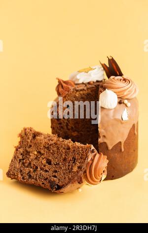 Osterkuchen – Russische und ukrainische traditionelle Kulich-Küche mit Süßigkeiten und Marshmallows auf gelbem Hintergrund. Paska Ostern Stockfoto