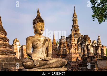 Buddha-Statue im zentralen buddhistischen Tempel Wat Mahathat, UNESCO Welterbe Geschichtspark Sukhothai, Thailand, Asien | Buddha-Statue im Zentrum Stockfoto