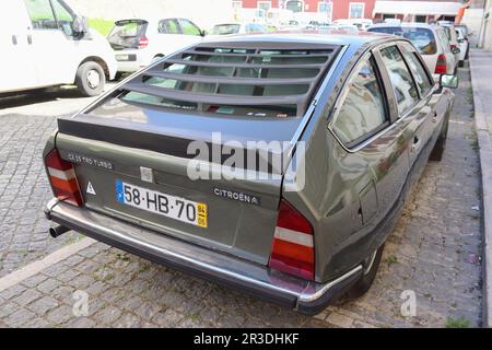 Citroen CX 25 TRD Turbo mit Kamm-Schwanz und Stoßfängern aus Edelstahl. Eine konkave Heckscheibe wird vor Regen geschützt, ohne dass ein Heckscheibenwischer erforderlich ist. Stockfoto