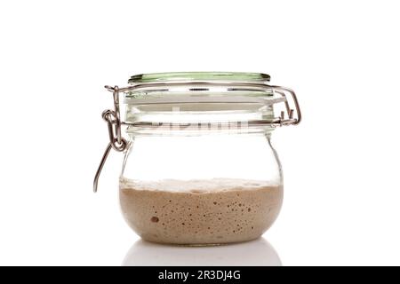 Vorspeise aus Aktivkohl in einem Glasgefäß für hausgemachtes Brot. Stockfoto