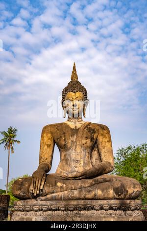 Buddha-Statue im zentralen buddhistischen Tempel Wat Mahathat, UNESCO Welterbe Geschichtspark Sukhothai, Thailand, Asien | Buddha-Statue im Zentrum Stockfoto