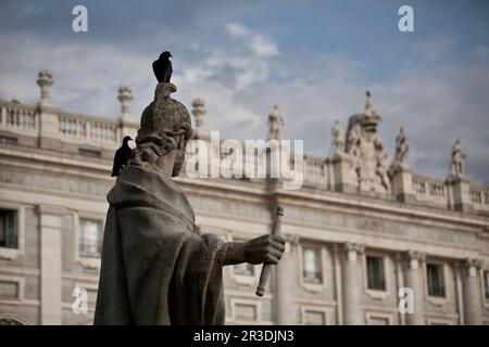 Palacio Real de Madrid (Königlicher Palast), an der Plaza de Oriente, mit der Statue eines der westgotischen Könige im Vordergrund. Madrid, Spanien. Stockfoto