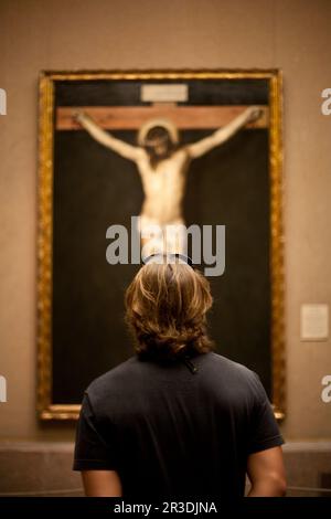 Ein Besucher vor dem Christus gekreuzigt, von Velazquez, im Prado Museum. Madrid, Spanien. Stockfoto