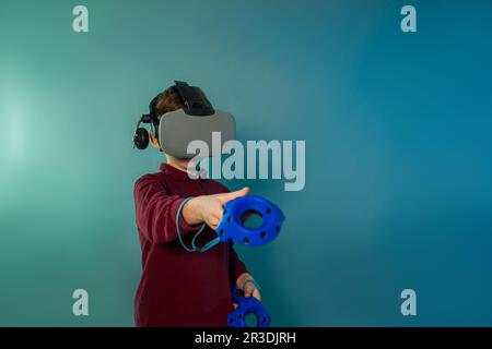 Teenager Junge mit der Virtual-Reality-Brille Stockfoto