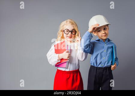 Das kleine Paar in Kostümen von Lehrer und Ingenieur Stockfoto