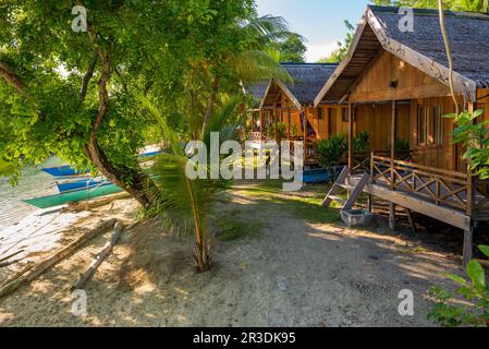 Gästehäuser auf dem Poyalisa-Teil der Togian-Inseln in Sulawesi Stockfoto