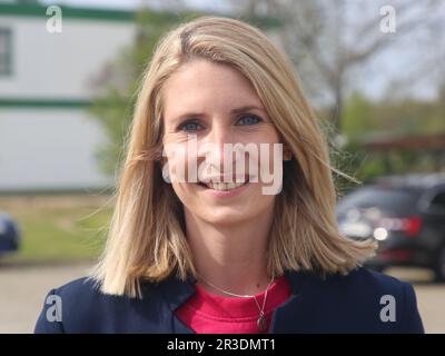 TV- und Sportmoderatorin Stefanie Blochwitz auf der 08.05.2021 neben der MDCC Arena Magdeburg Stockfoto