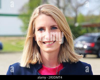 TV- und Sportmoderatorin Stefanie Blochwitz auf der 08.05.2021 neben der MDCC Arena Magdeburg Stockfoto