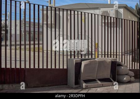 Das ausrangierte Sofa wurde auf dem Bürgersteig für die Müllabfuhr in einem verarmten Stadtviertel gelassen. Stockfoto