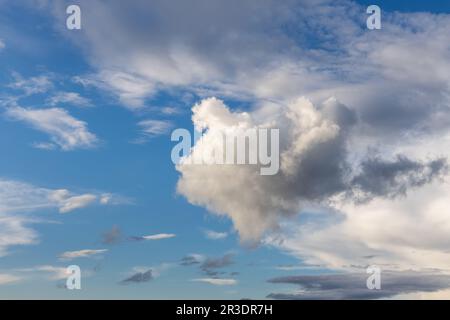 Texturhintergrund blauer Himmel mit Wolken Stockfoto