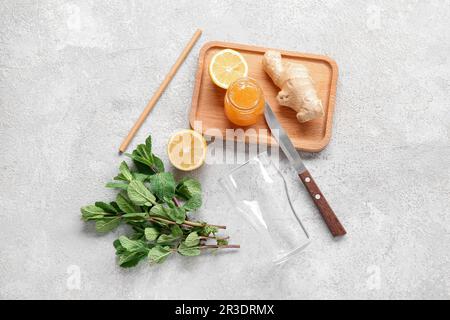 Glas mit Zitronen, Minze und Ingwer auf grunge-grauem Hintergrund Stockfoto