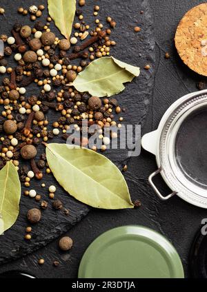 Gewürze Zutaten für das Einlegen von Gemüse. Konzept kulinarische Rezepterhaltung Stockfoto