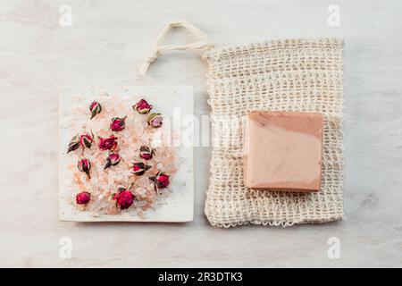 Rose ätherisches Öl und die Schaffung von hausgemachten Kosmetik Stockfoto