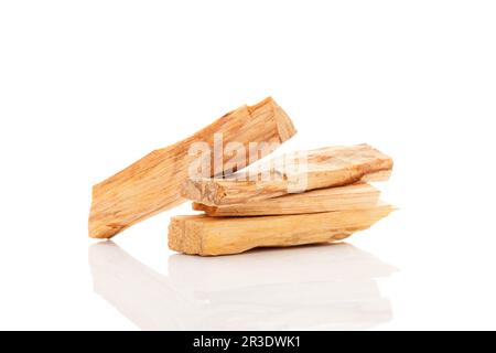 Santalwood Stücke isoliert auf weißem Hintergrund. Stockfoto