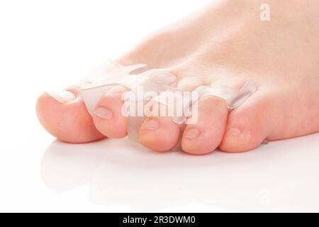 Silikon-Fingertrenner. Orthopädische Zehenkorrektur auf weißem Hintergrund. Stockfoto