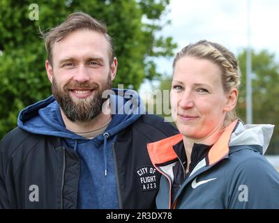 Robert Harting mit Ehefrau Diskuschwerfer Julia Harting SCC Berlin 16. SoleCup 2021 SchÃ¶nebeck/Elbe Stockfoto