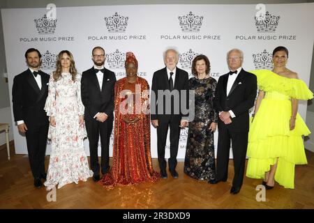 Stockholm, Schweden. 23. Mai 2023. STOCKHOLM 20230523 Prinzessin Sofia, Prinz Carl Philip, Michael Pärt, Sohn des Preisträgers Arvo Pärt, Preisträger Angélique Kidjo, Preisträger Chris Blackwell, Königin Silvia, König Carl Gustaf und Kronprinzessin Victoria posieren für ein Gruppenfoto, wenn der Polarpreis 2023 am Dienstag im Grand Hotel in Stockholm verliehen wird. Foto: Christine Olsson/TT/Code 10430 Kredit: TT News Agency/Alamy Live News Stockfoto