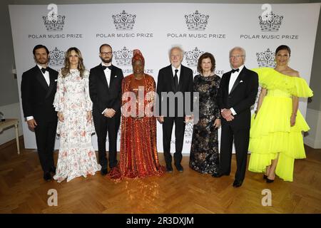 Stockholm, Schweden. 23. Mai 2023. STOCKHOLM 20230523 Prinzessin Sofia, Prinz Carl Philip, Michael Pärt, Sohn des Preisträgers Arvo Pärt, Preisträger Angélique Kidjo, Preisträger Chris Blackwell, Königin Silvia, König Carl Gustaf und Kronprinzessin Victoria posieren für ein Gruppenfoto, wenn der Polarpreis 2023 am Dienstag im Grand Hotel in Stockholm verliehen wird. Foto: Christine Olsson/TT/Code 10430 Kredit: TT News Agency/Alamy Live News Stockfoto