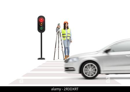 Geodätische Vermessungsfrau mit Messgerät, die an Ampeln auf weißem Hintergrund wartet Stockfoto