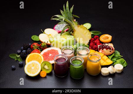 Gruppe von verschiedenen Obst-Smoothies in Gläsern verschiedene Gemüse und Obst Stockfoto