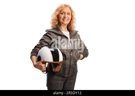 Reife Frau in einer Lederjacke mit einem Helm isoliert auf weißem Hintergrund Stockfoto
