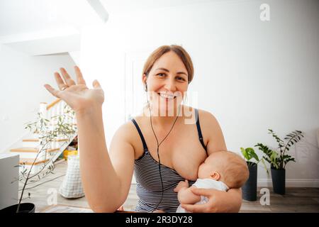 Porträt einer stillenden Mutter während eines Online-Meetings Stockfoto