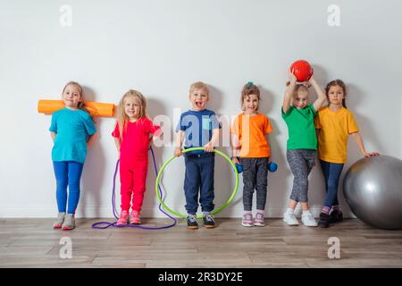 Kleine Kinder lieben körperliche Aktivitäten im Kindergarten Stockfoto