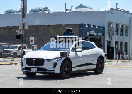 San Francisco, USA. 11. Mai 2023. Ein selbstfahrendes Auto von Google's Schwesterfirma Waymo ist in San Francisco unterwegs. Waymo-Fahrzeuge werden dieses Jahr erstmals in der US-amerikanischen Stadt Phoenix mit dem Ride-Service-Anbieter Uber erhältlich sein. (An dpa: 'Roboterkabinen von Waymo kommen zur Uber-Plattform') Kredit: Andrej Sokolow/dpa/Alamy Live News Stockfoto