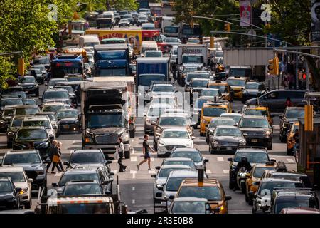 Der Verkehr auf der Tenth Avenue in New York nähert sich dem Lincoln Tunnel, die Woche vor dem Memorial Day Wochenende, Freitag, 19. Mai 2023. (© Richard B. Levine) Stockfoto