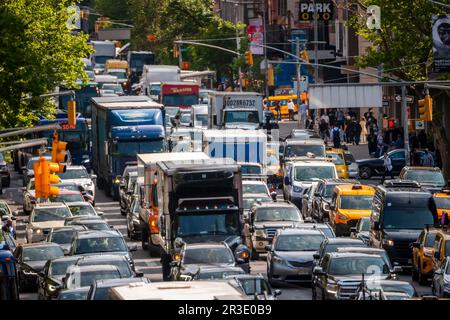 Der Verkehr auf der Tenth Avenue in New York nähert sich dem Lincoln Tunnel, die Woche vor dem Memorial Day Wochenende, Freitag, 19. Mai 2023. (© Richard B. Levine) Stockfoto