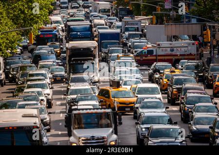 Der Verkehr auf der Tenth Avenue in New York nähert sich dem Lincoln Tunnel, die Woche vor dem Memorial Day Wochenende, Freitag, 19. Mai 2023. (© Richard B. Levine) Stockfoto