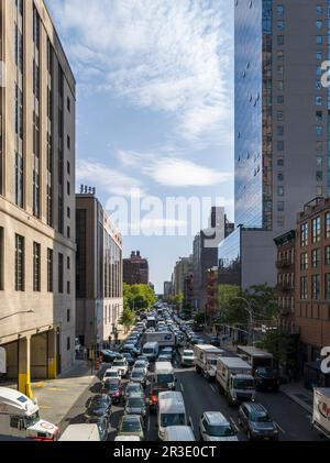 Der Verkehr auf der Tenth Avenue in New York nähert sich dem Lincoln Tunnel, die Woche vor dem Memorial Day Wochenende, Freitag, 19. Mai 2023. (© Richard B. Levine) Stockfoto