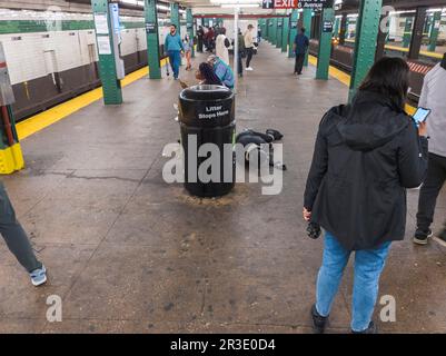 Ein Obdachloser schläft am Samstag, den 20. Mai 2023, in der U-Bahn-Station West 4. Street in New York. (© Richard B. Levine) Stockfoto