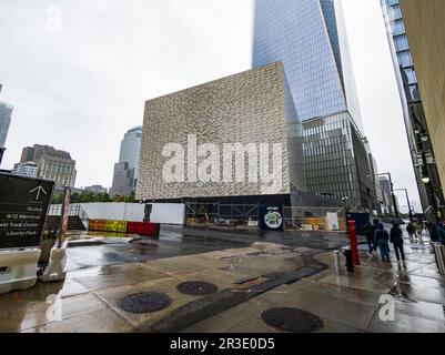 Fertiggestellte Fassade für das Ronald O. Perelman Performing Arts Center mit einem World Trade Center dahinter in Lower Manhattan in New York am Samstag, den 20. Mai 2023 (© Richard B. Levine) Stockfoto
