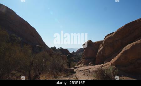 Mountain Pass Vasquez Rocks Natural Area und Nature Center High Blue Sky mit Felswänden Stockfoto