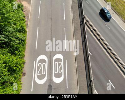 Taffs Well, Cardiff, Wales - Mai 2023: Luftaufnahme der Straßenmarkierungen für eine Geschwindigkeitsbegrenzung von 20 mph auf einer Brücke über eine schnelle zweispurige Straße Stockfoto