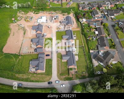 Lugwardine Village, Herefordshire UK, Luftaufnahme mit neuer Baustelle für Wohngebäude im Mai 2023 Stockfoto